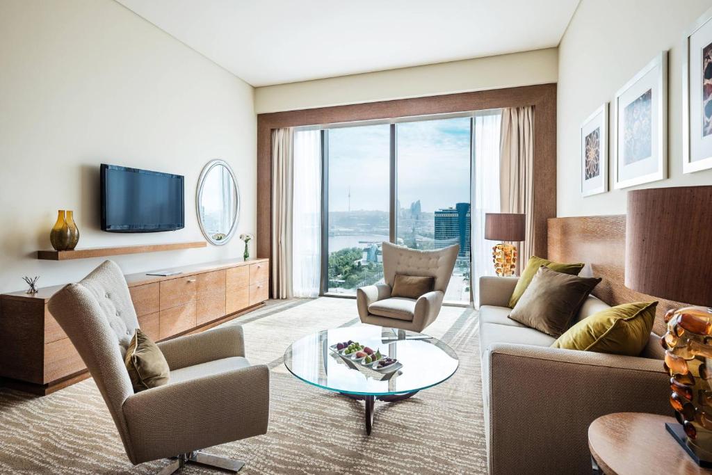 TV a/nebo společenská místnost v ubytování JW Marriott Absheron Baku Hotel
