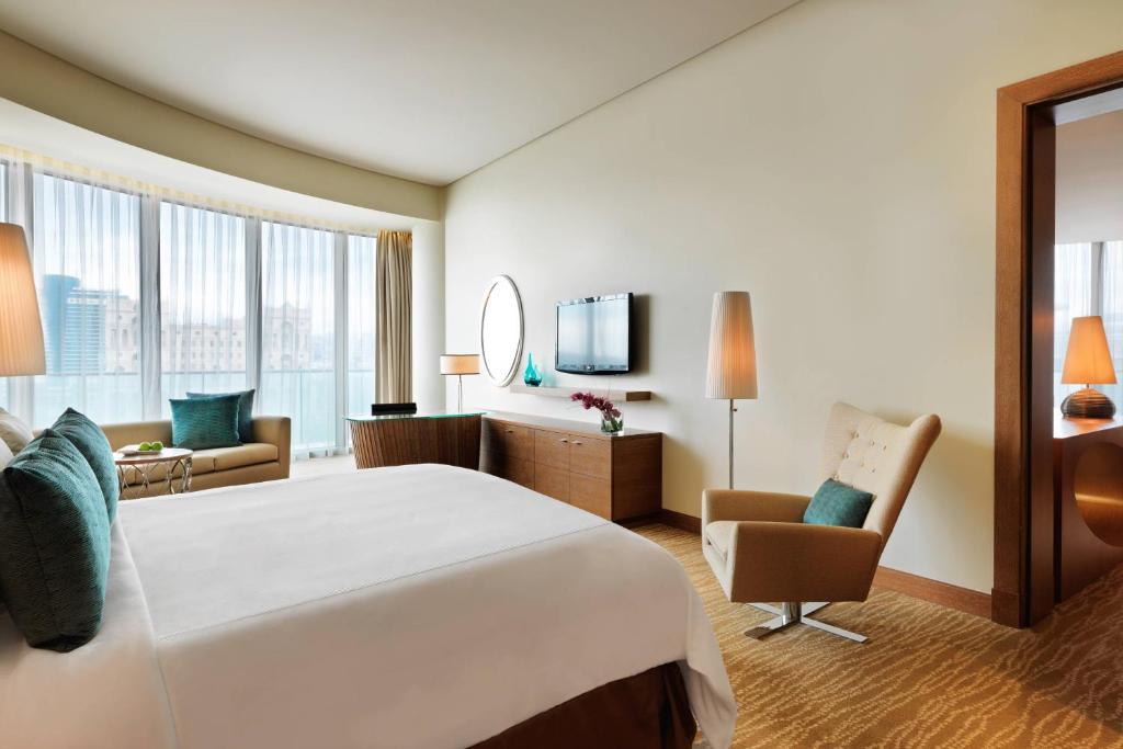 Postel nebo postele na pokoji v ubytování JW Marriott Absheron Baku Hotel