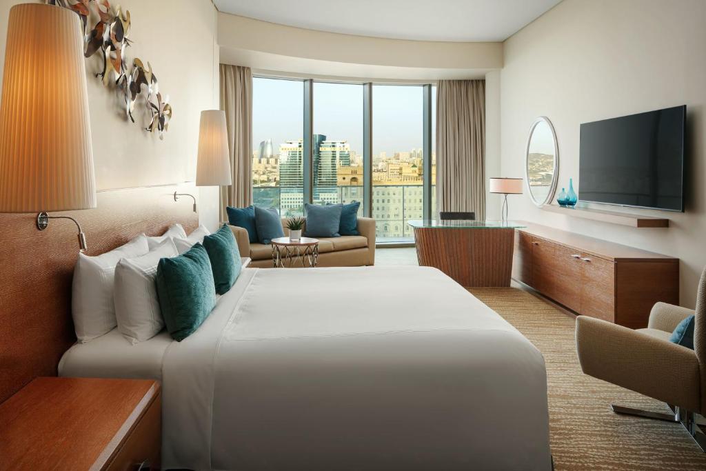 Postel nebo postele na pokoji v ubytování JW Marriott Absheron Baku Hotel