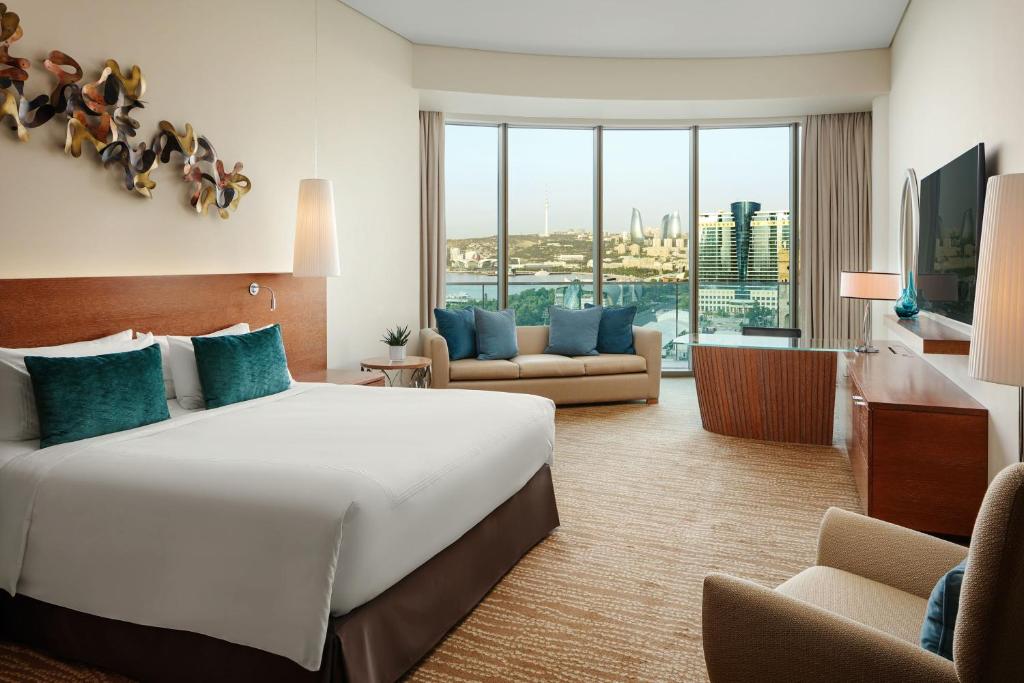 Postel nebo postele na pokoji v ubytování JW Marriott Absheron Baku Hotel