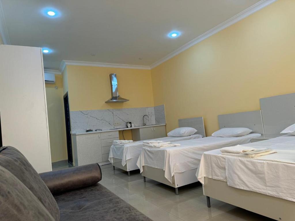 Postel nebo postele na pokoji v ubytování Rose Hotel Yerevan