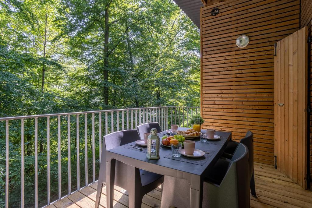 une table sur le pont d'une maison dans l'établissement Les Charmes C38 - Le Val Joly, à Eppe-Sauvage