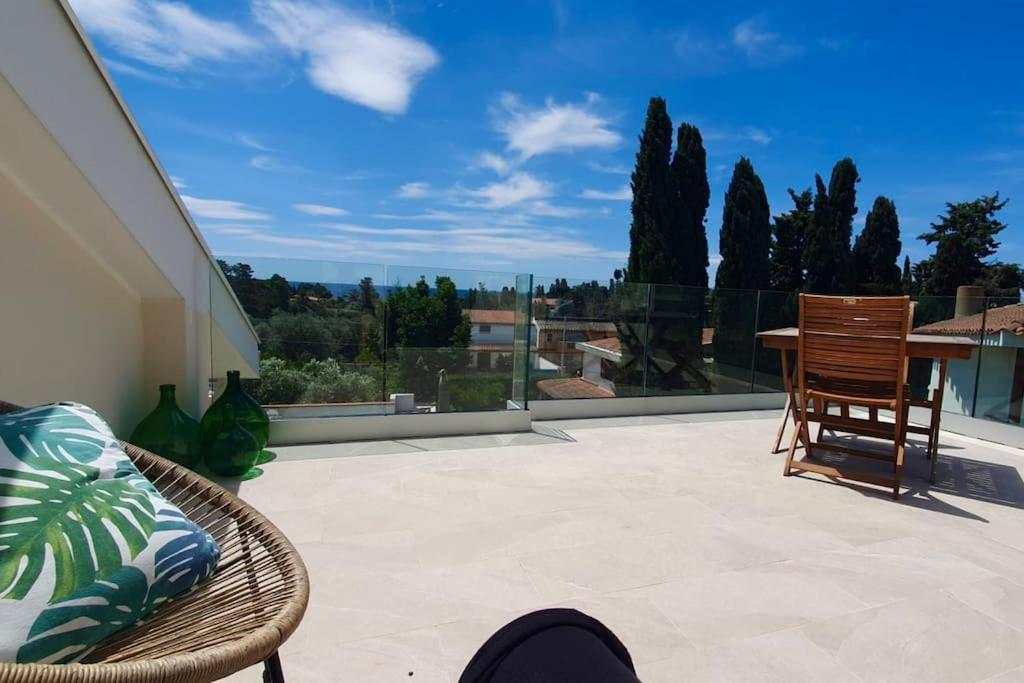 A window into the blue في كوارتو سانت إيلينا: فناء مع طاولة و كرسيين على شرفة