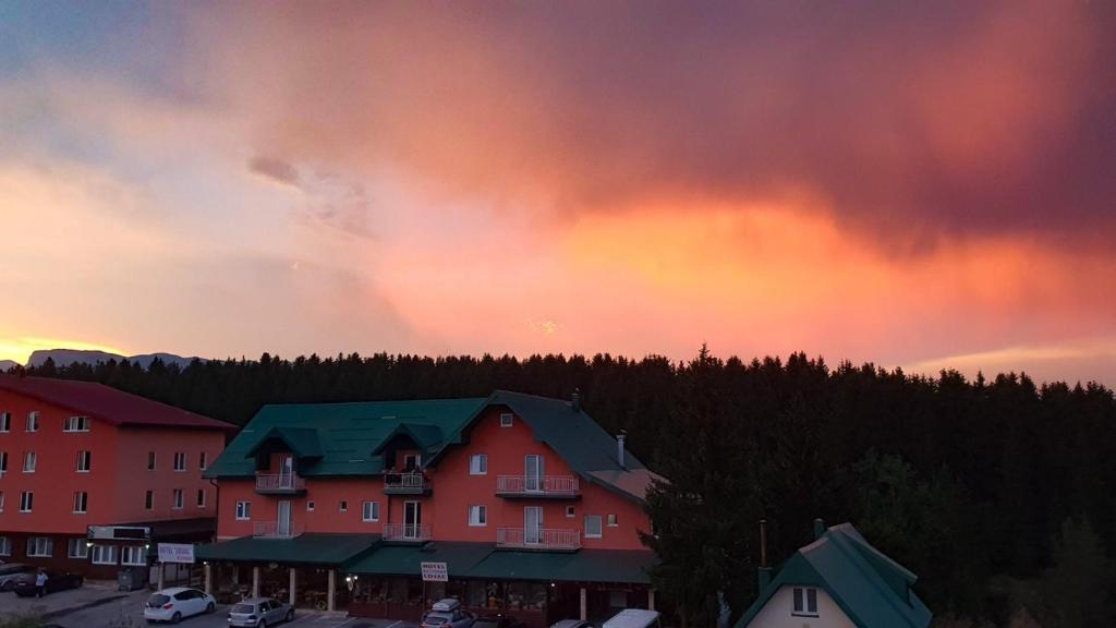 Východ nebo západ slunce při pohledu z apartmánu nebo okolí