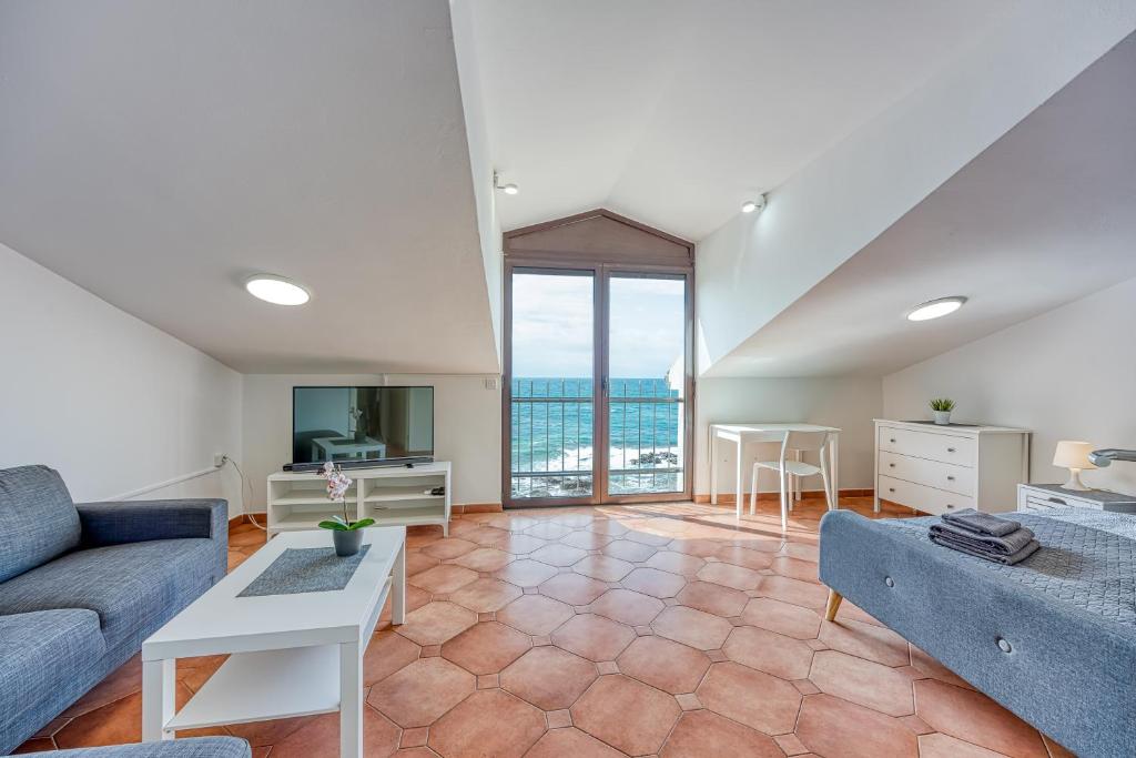 Телевизор и/или развлекательный центр в Cuvi Beach Apartments