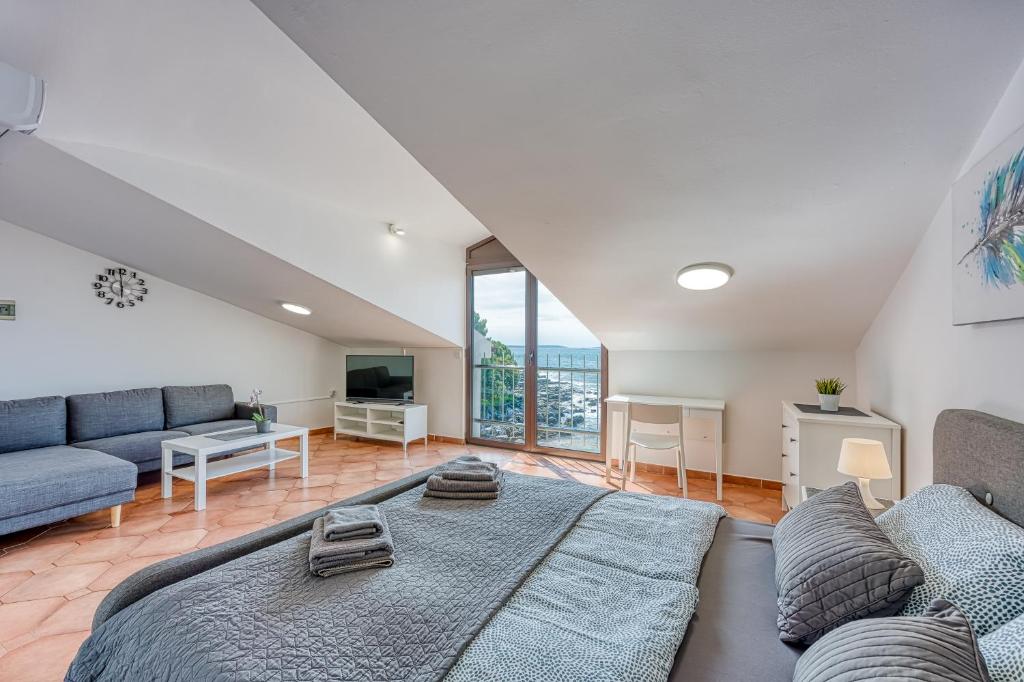 Гостиная зона в Cuvi Beach Apartments