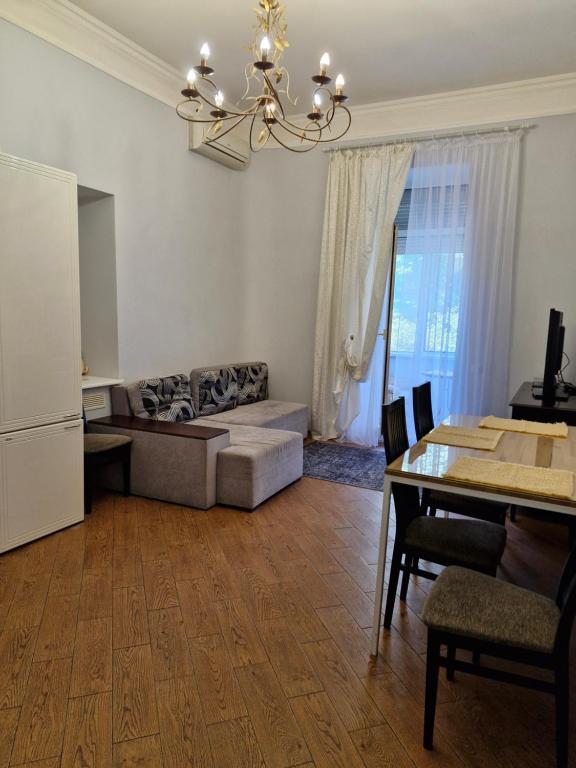 a living room with a couch and a table at Затишна квартира на Майдані Незалежності in Kyiv