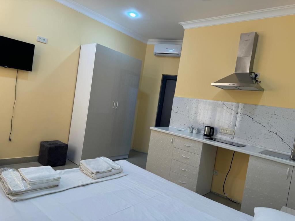 Postel nebo postele na pokoji v ubytování Rose Hotel Yerevan