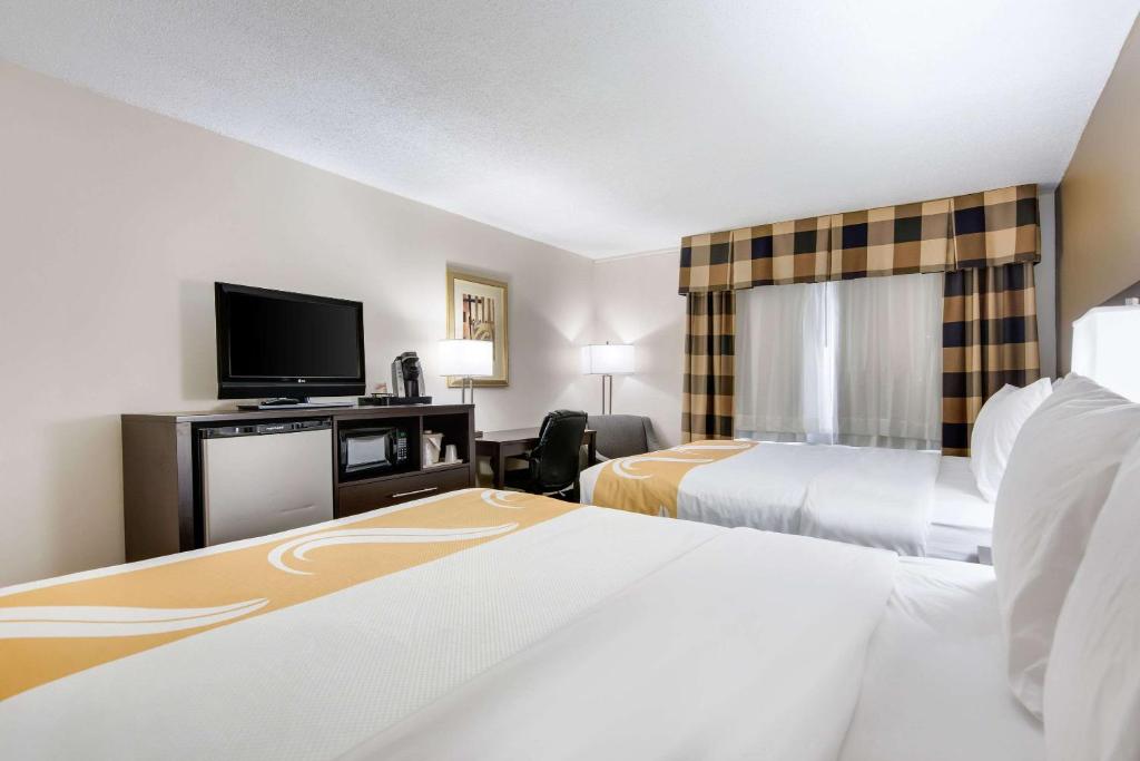 Postel nebo postele na pokoji v ubytování Quality Inn Oneonta Cooperstown Area