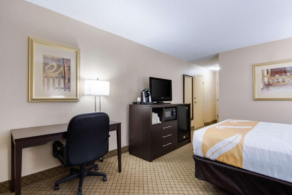 Postel nebo postele na pokoji v ubytování Quality Inn Oneonta Cooperstown Area