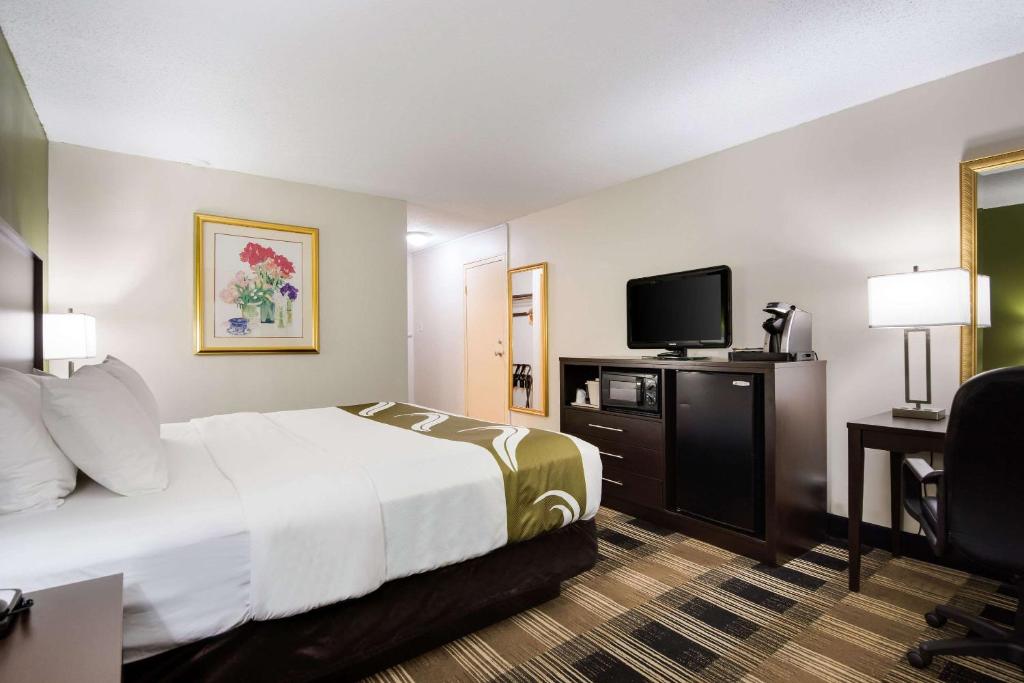 Postel nebo postele na pokoji v ubytování Quality Inn Oneonta Cooperstown Area