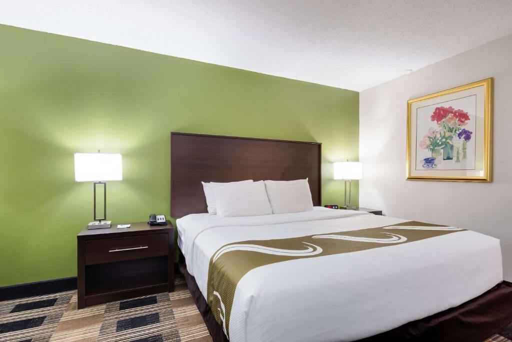 Postel nebo postele na pokoji v ubytování Quality Inn Oneonta Cooperstown Area