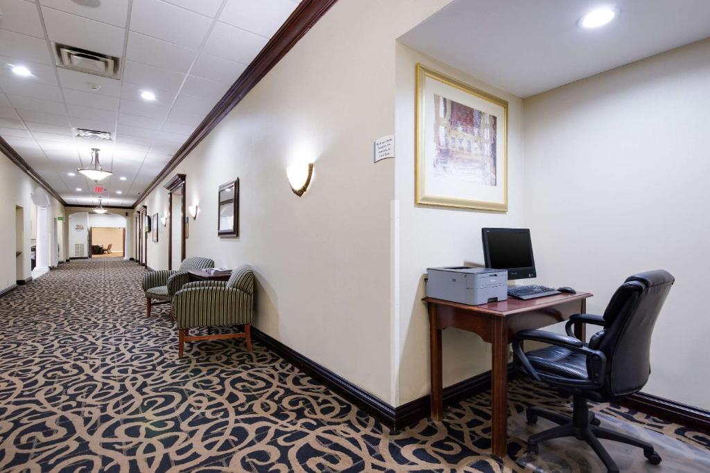 TV a/nebo společenská místnost v ubytování Quality Inn Oneonta Cooperstown Area