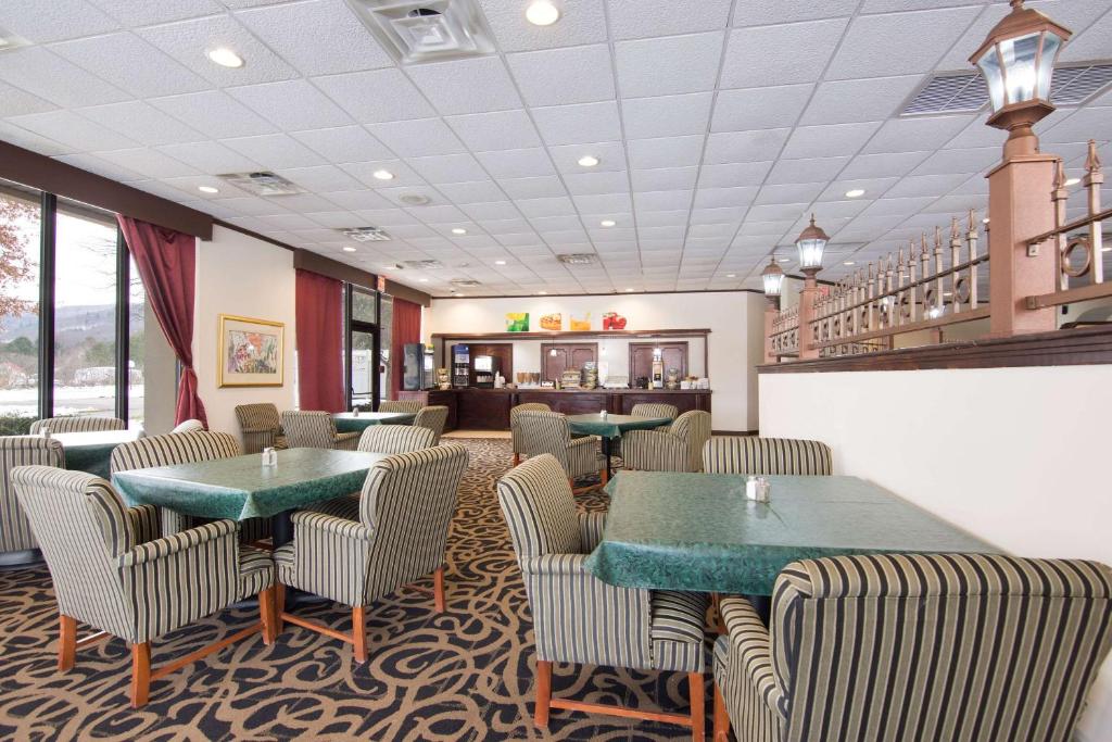 Posezení v ubytování Quality Inn Oneonta Cooperstown Area