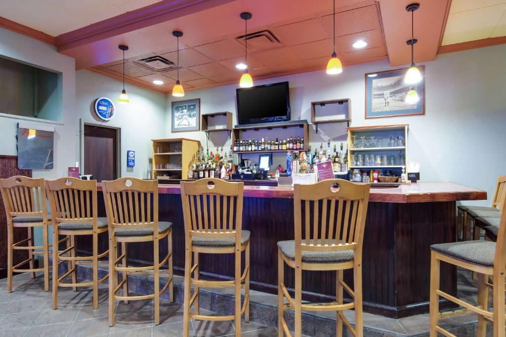 TV a/nebo společenská místnost v ubytování Quality Inn Oneonta Cooperstown Area