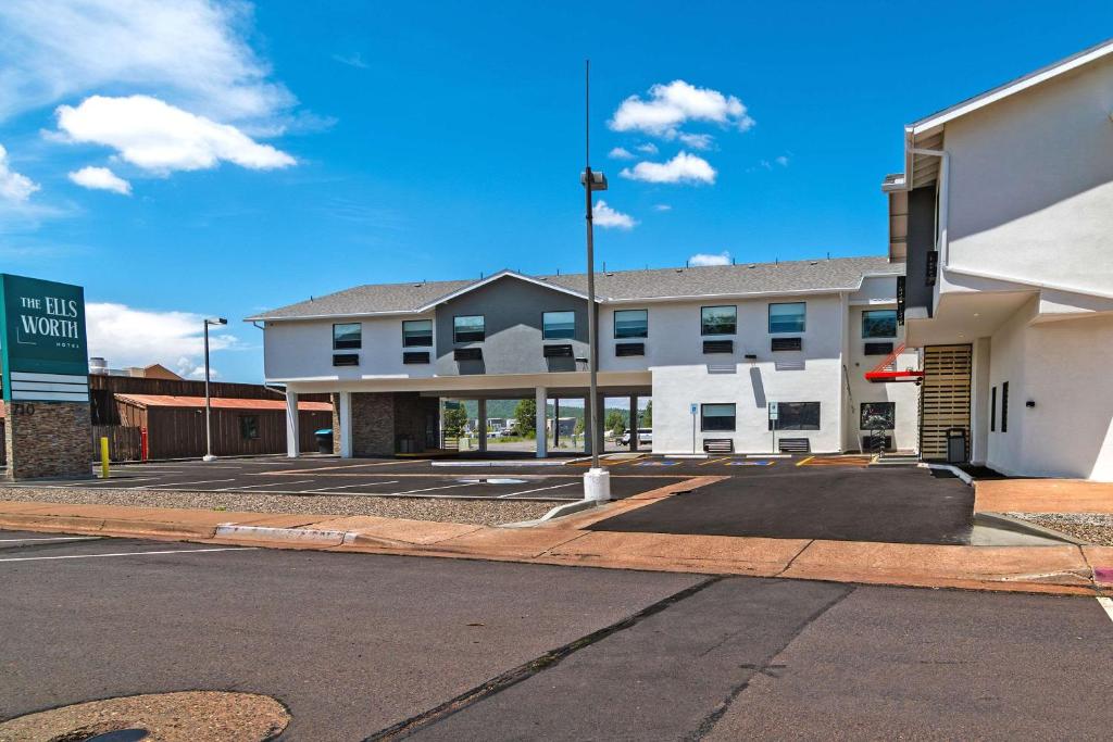 ウィリアムズにあるThe Ellsworth Hotel, Ascend Hotel Collectionの建物前の空き駐車場