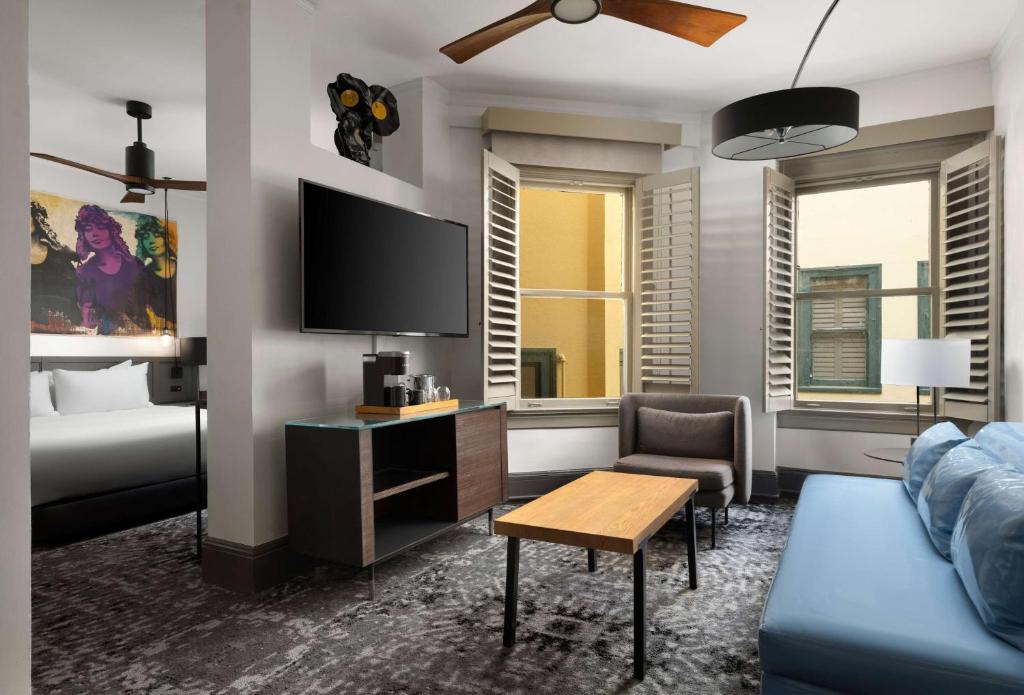 The Barnes San Francisco, Tapestry Collection by Hilton - Junior King Suite With Sofa Bed