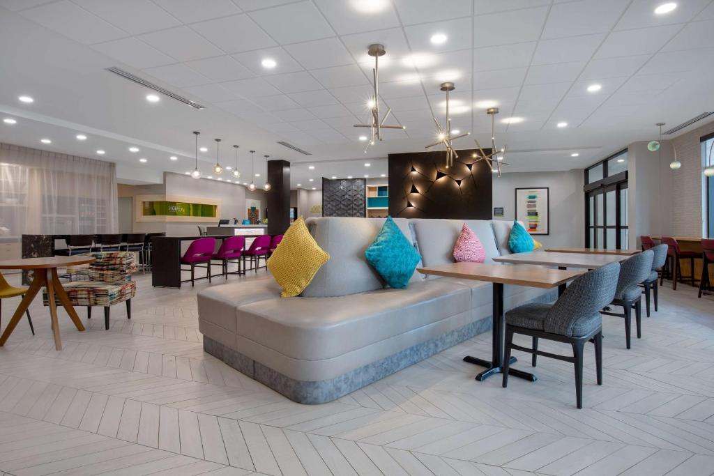 Posezení v ubytování Home2 Suites By Hilton Thunder Bay