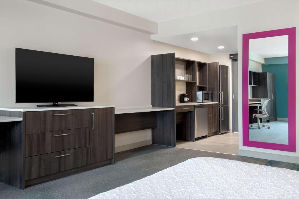 TV a/nebo společenská místnost v ubytování Home2 Suites By Hilton Thunder Bay