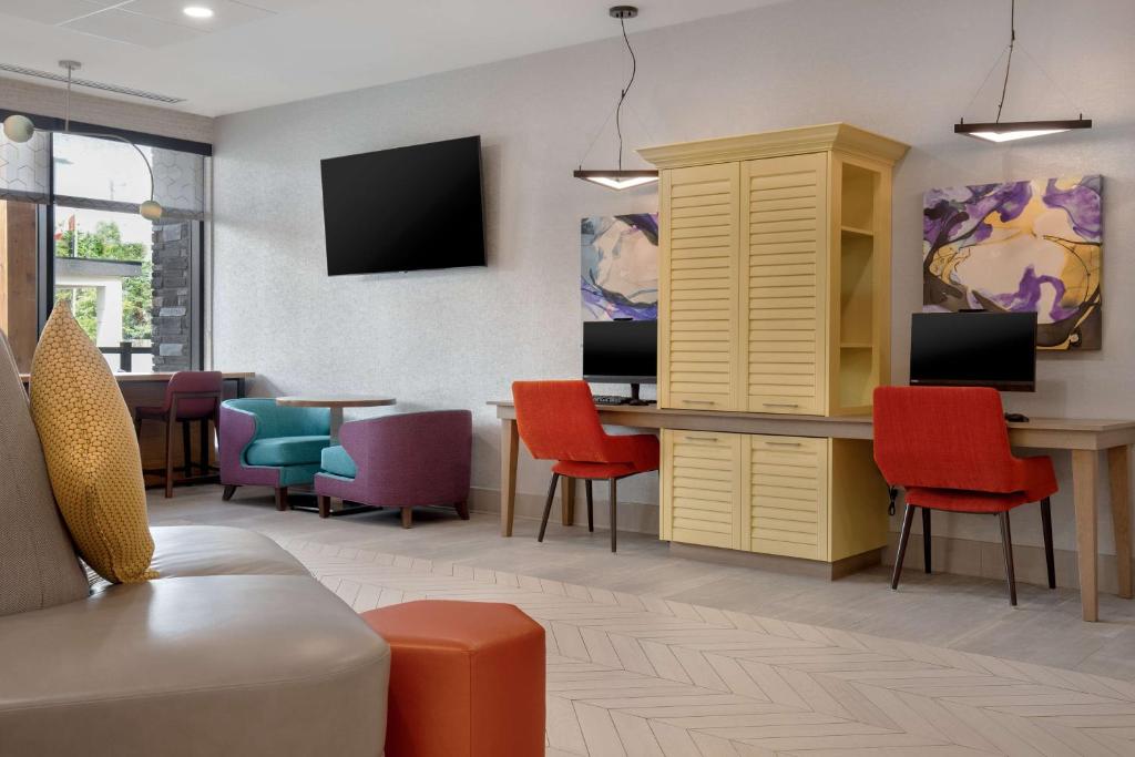 TV a/nebo společenská místnost v ubytování Home2 Suites By Hilton Thunder Bay