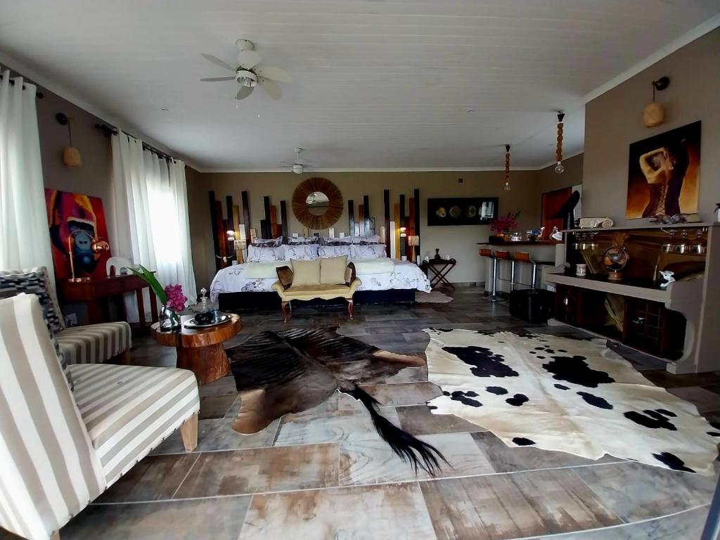 Letto o letti in una camera di hippomoon lodge game reserve