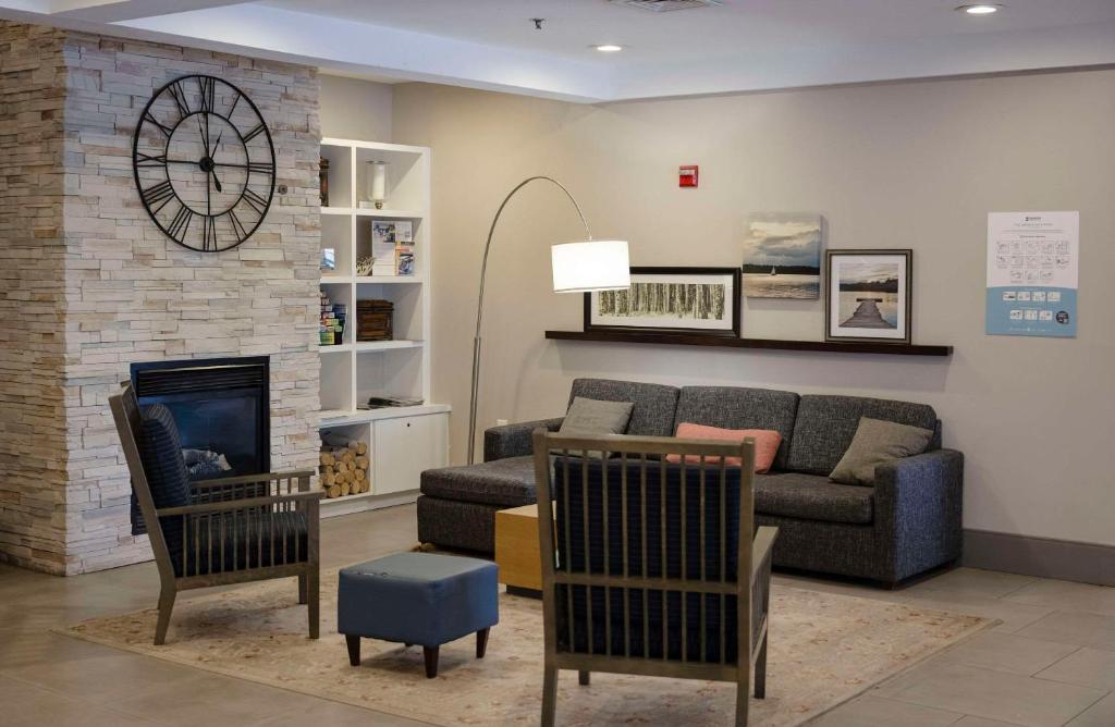 Posezení v ubytování Country Inn & Suites by Radisson, Lake George Queensbury , NY