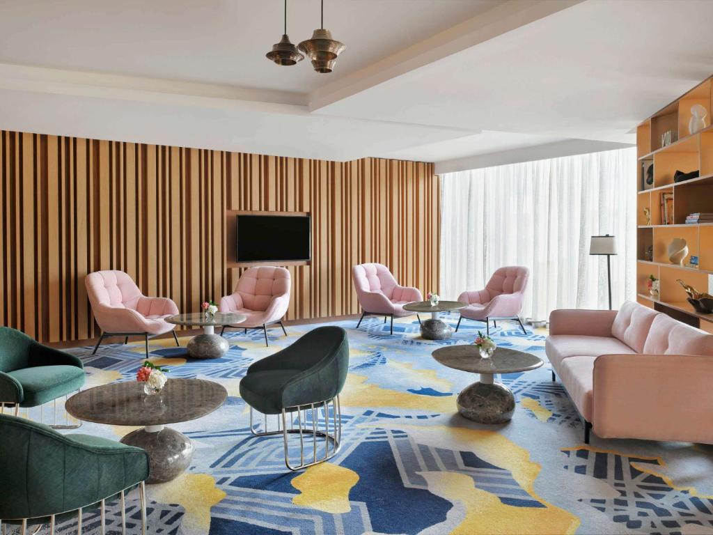 TV a/nebo společenská místnost v ubytování Mövenpick Hotel & Apartments Ghala Muscat