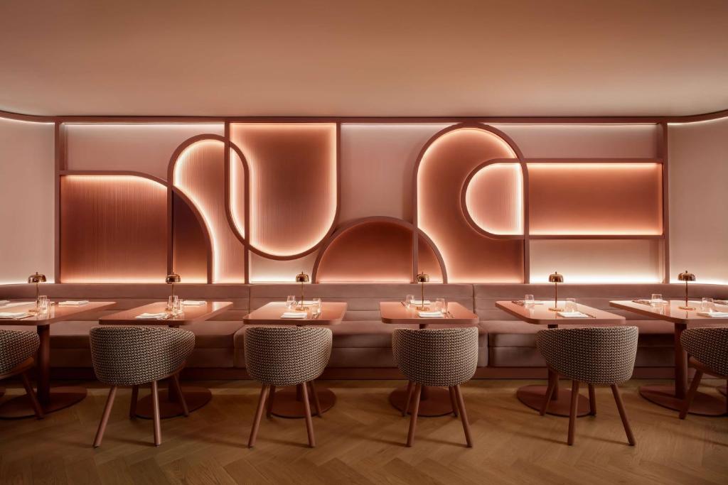 Revery Toronto Downtown, Curio Collection by Hilton - Resim 15