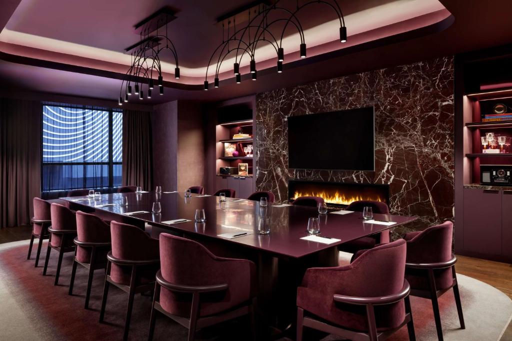 Revery Toronto Downtown, Curio Collection by Hilton - Resim 23