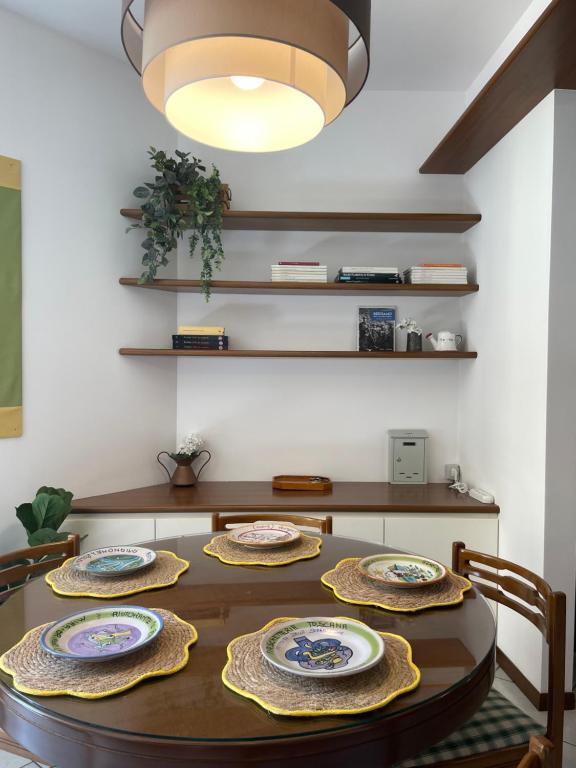 een eetkamer met een tafel met borden erop bij Accademia Paradise in Bergamo