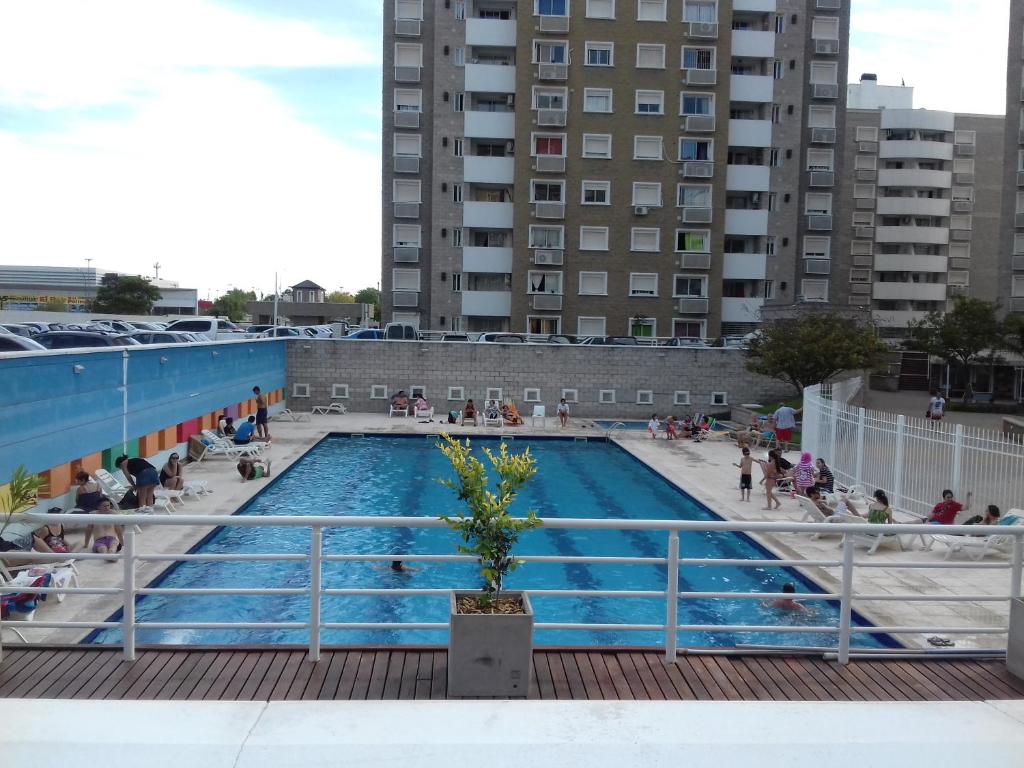 una piscina en la azotea de un edificio en Temporario en Villa Sol en Córdoba