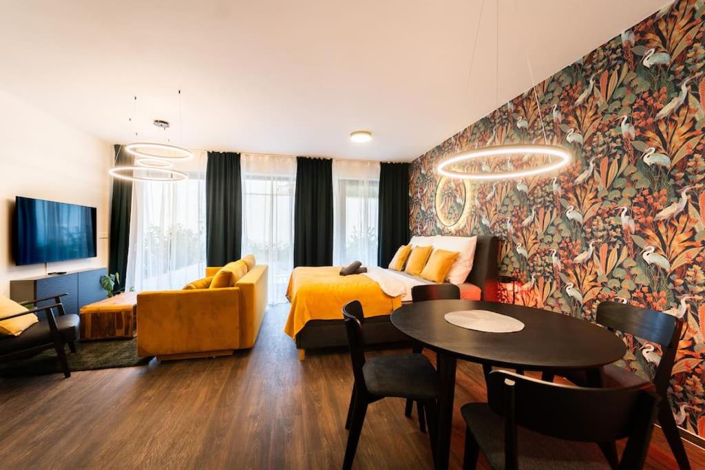 TV a/nebo společenská místnost v ubytování Gold Garden Terrace Apartment