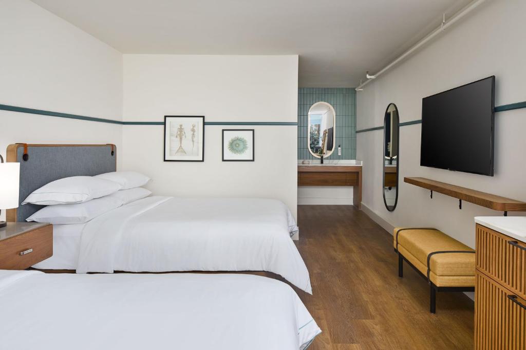 Monterey Beach Hotel, a Tribute Portfolio Hotel - 带有两个大号床和海景的皇后区