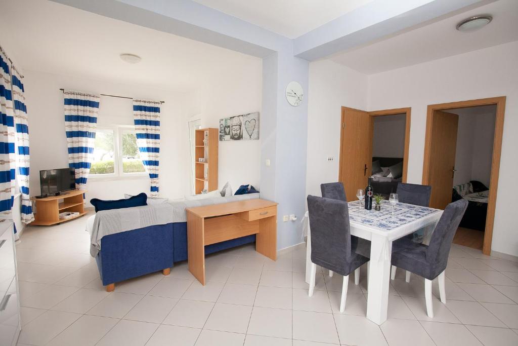 ein Schlafzimmer mit einem Bett, einem Tisch und Stühlen in der Unterkunft G&G apartments in Zadar