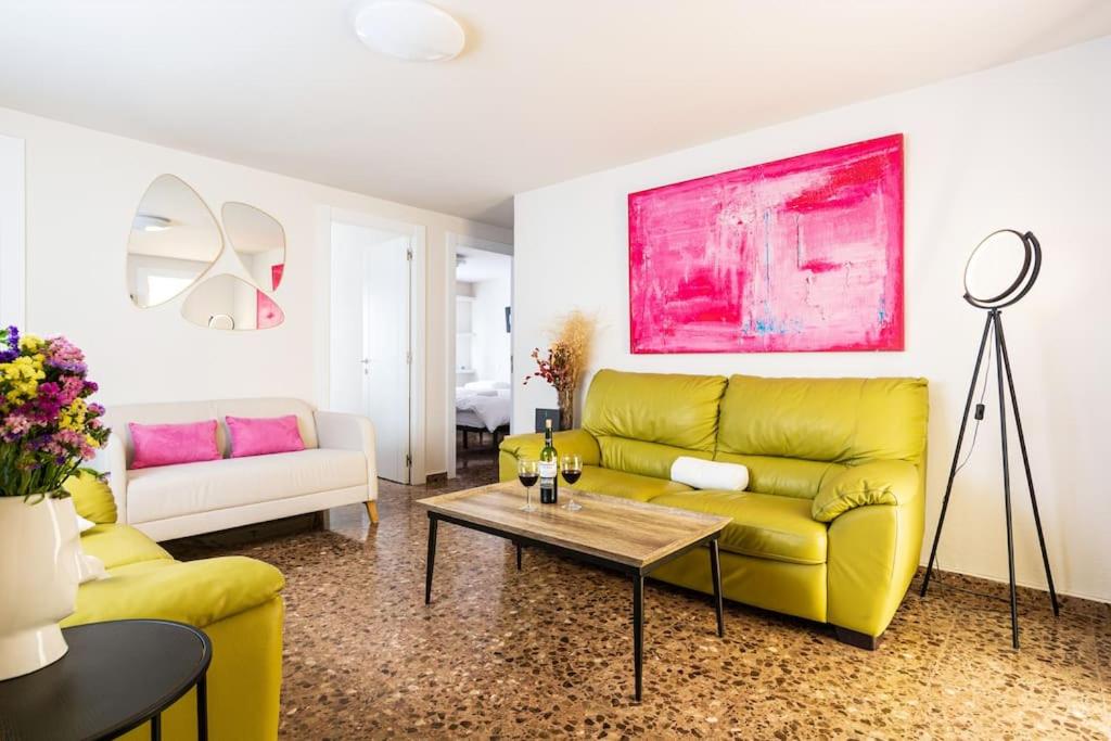 een woonkamer met een gele bank en een tafel bij Prudencio 36 in Zaragoza