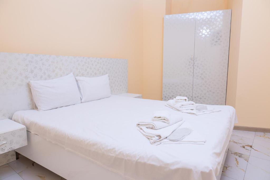 Postel nebo postele na pokoji v ubytování Rose Hotel Yerevan