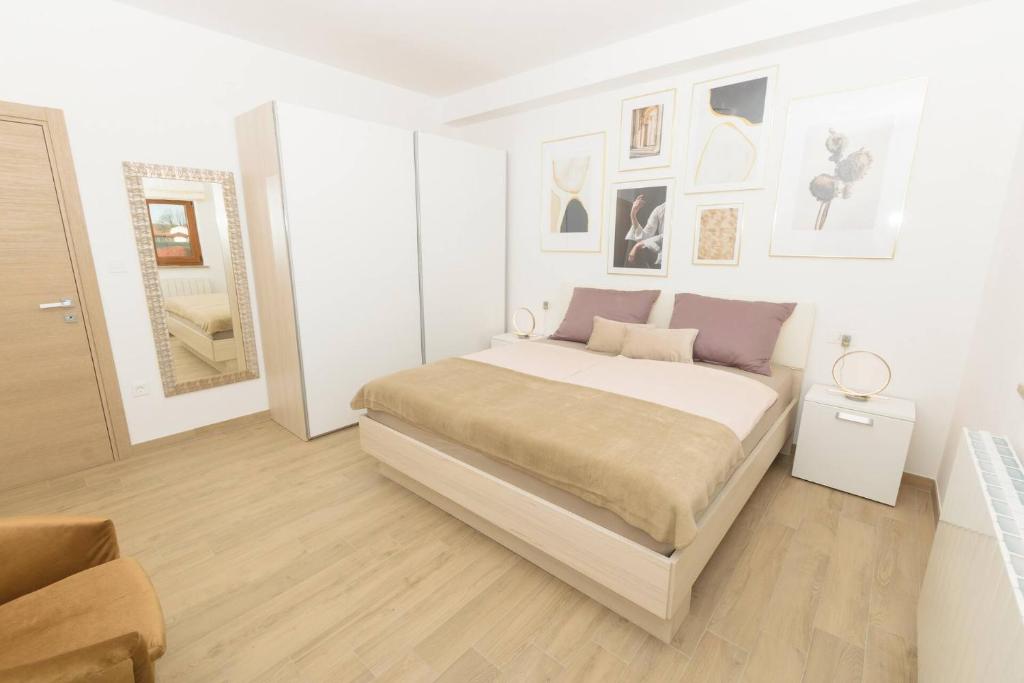 Łóżko lub łóżka w pokoju w obiekcie Relaxing pool villa Mattuzzi in Loborika