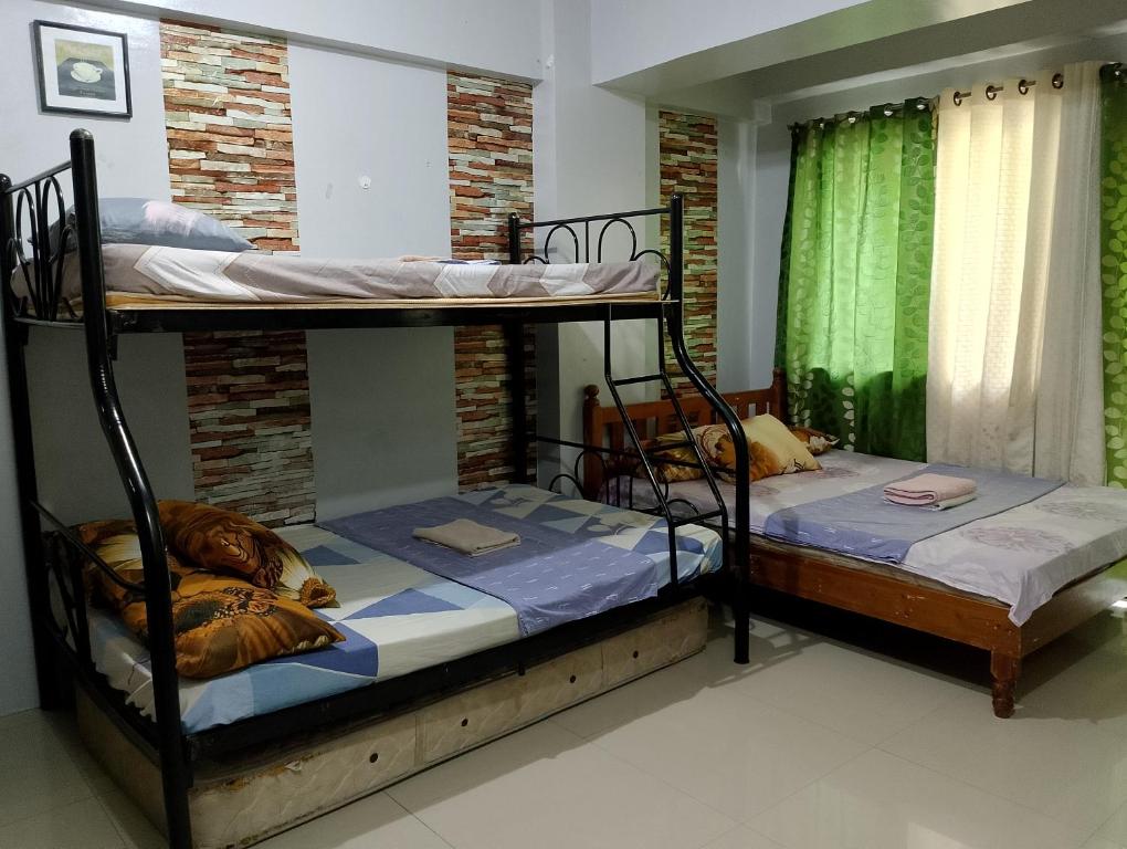 quelques lits superposés dans une chambre dans l'établissement Kassel DORZ Hostel Bldg 16 Condostaycation, à Manille