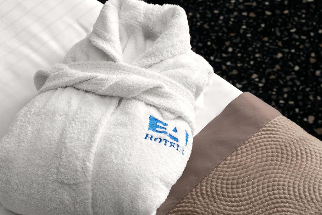 Postel nebo postele na pokoji v ubytování EA Embassy Prague Hotel