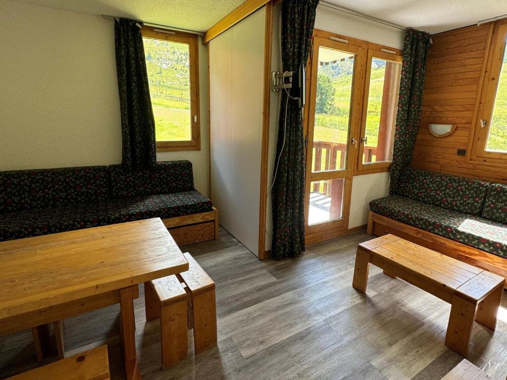 une chambre avec bancs et tables dans une cabine dans l'établissement Studio confortable avec accès direct aux pistes, animaux admis et WIFI gratuit - FR-1-181-2169, à La Plagne Tarentaise