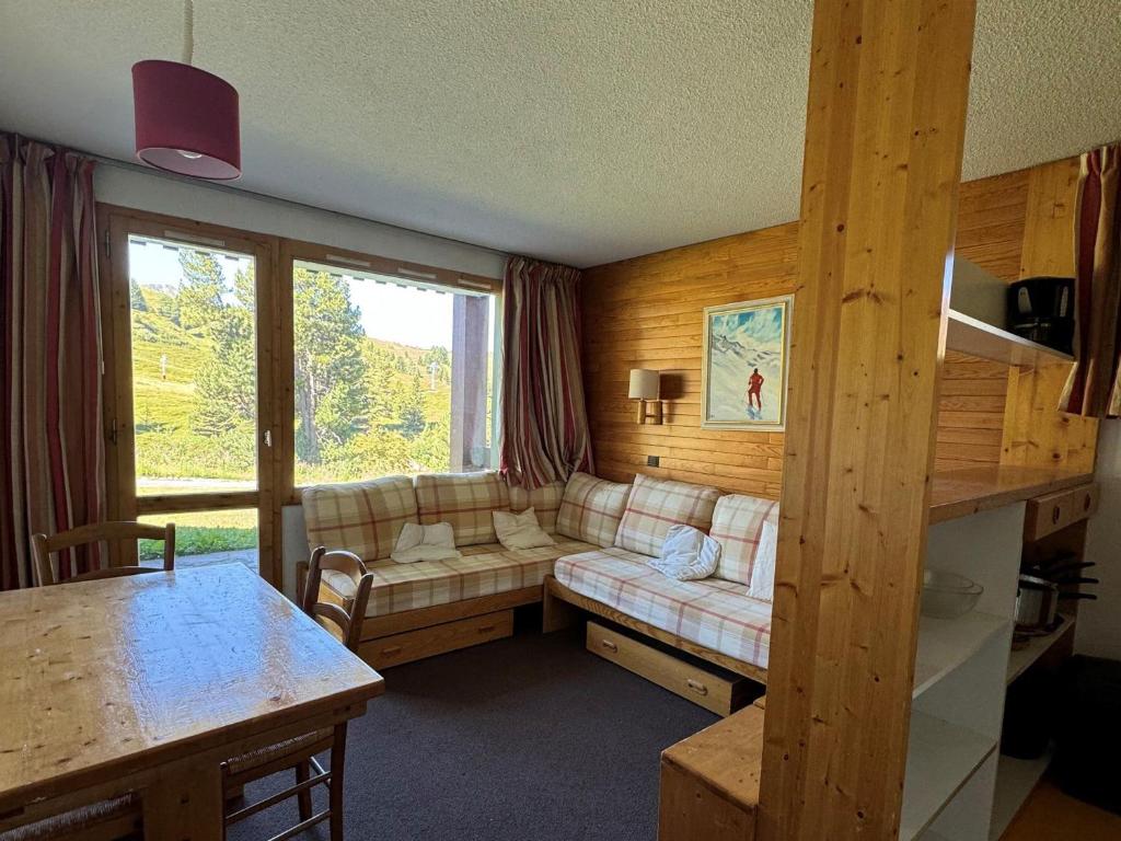 un salon avec un canapé et une table dans l'établissement Appartement 2 pièces, skis aux pieds, terrasse, animaux admis, Belle Plagne - FR-1-181-2299, à La Plagne Tarentaise