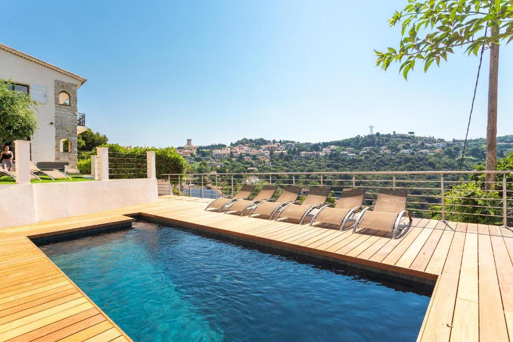 - une piscine avec des chaises longues sur une terrasse dans l'établissement LA TURBIE VISTA VI4422 By Riviera Holiday Home, à La Turbie