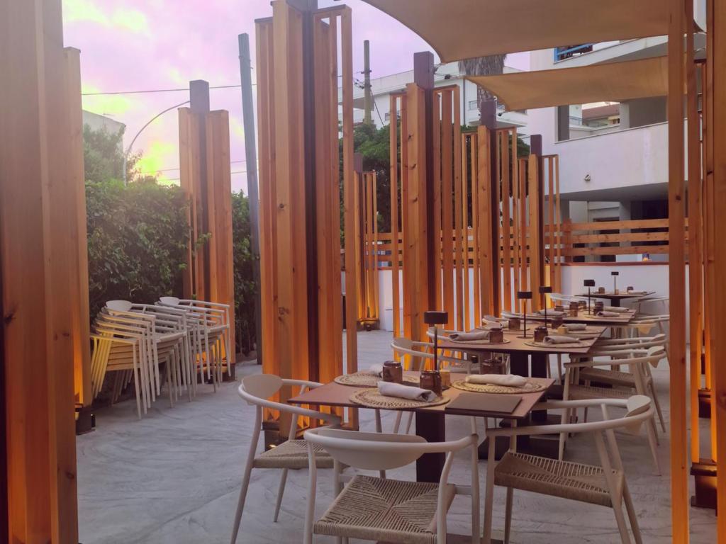 Um restaurante ou outro lugar para comer em Hotel Villa Piras