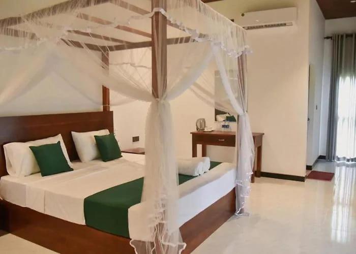 Postel nebo postele na pokoji v ubytování Sigiriya Paradise Inn