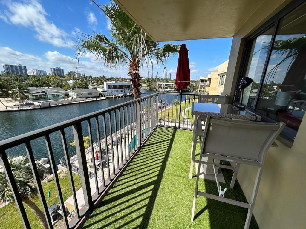 Balkoni atau teres di Beautiful Water View Golden Isles