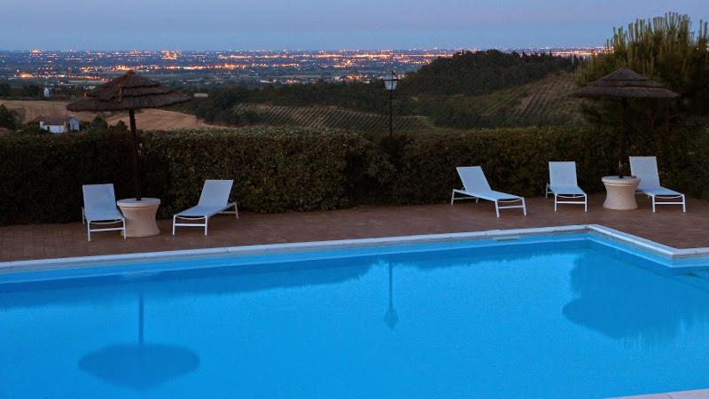Basen w obiekcie Agriturismo Ca'de'Gatti lub w pobliżu