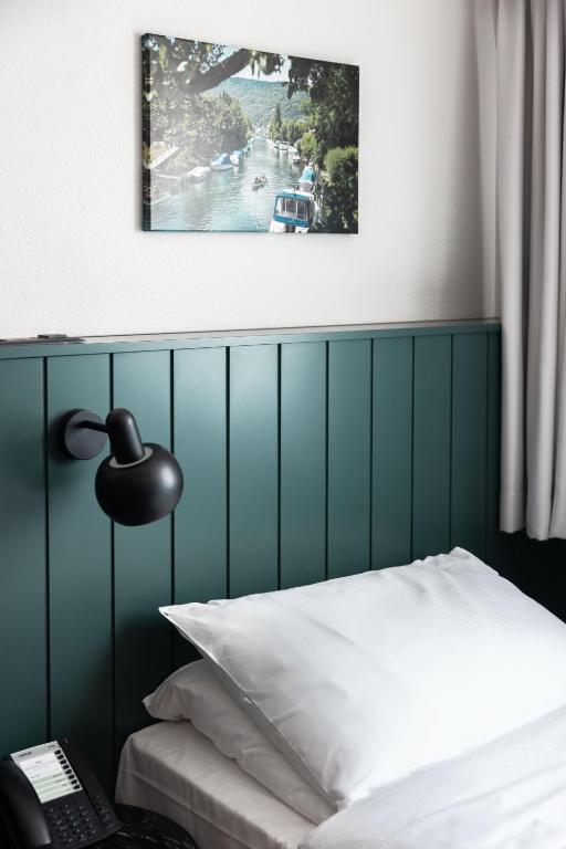 Postel nebo postele na pokoji v ubytování City Hotel Biel Bienne Free Parking