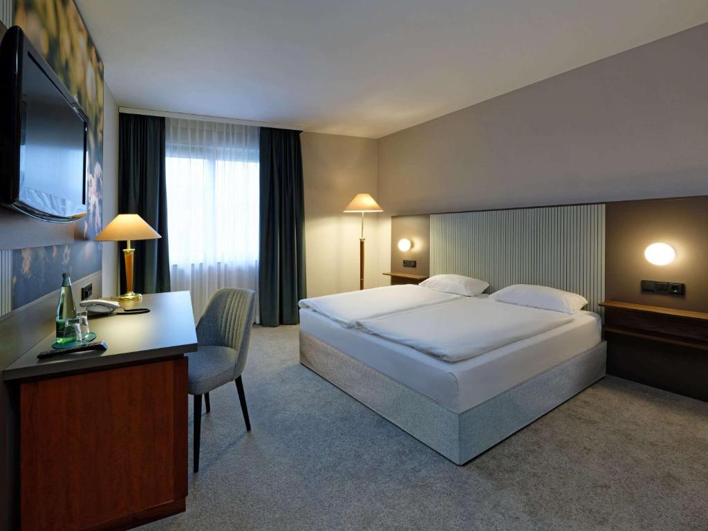 Postel nebo postele na pokoji v ubytování Mercure Hotel Gera City