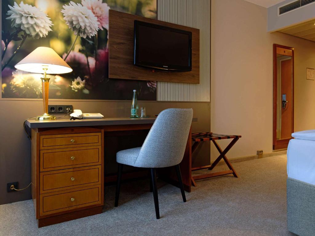 TV a/nebo společenská místnost v ubytování Mercure Hotel Gera City