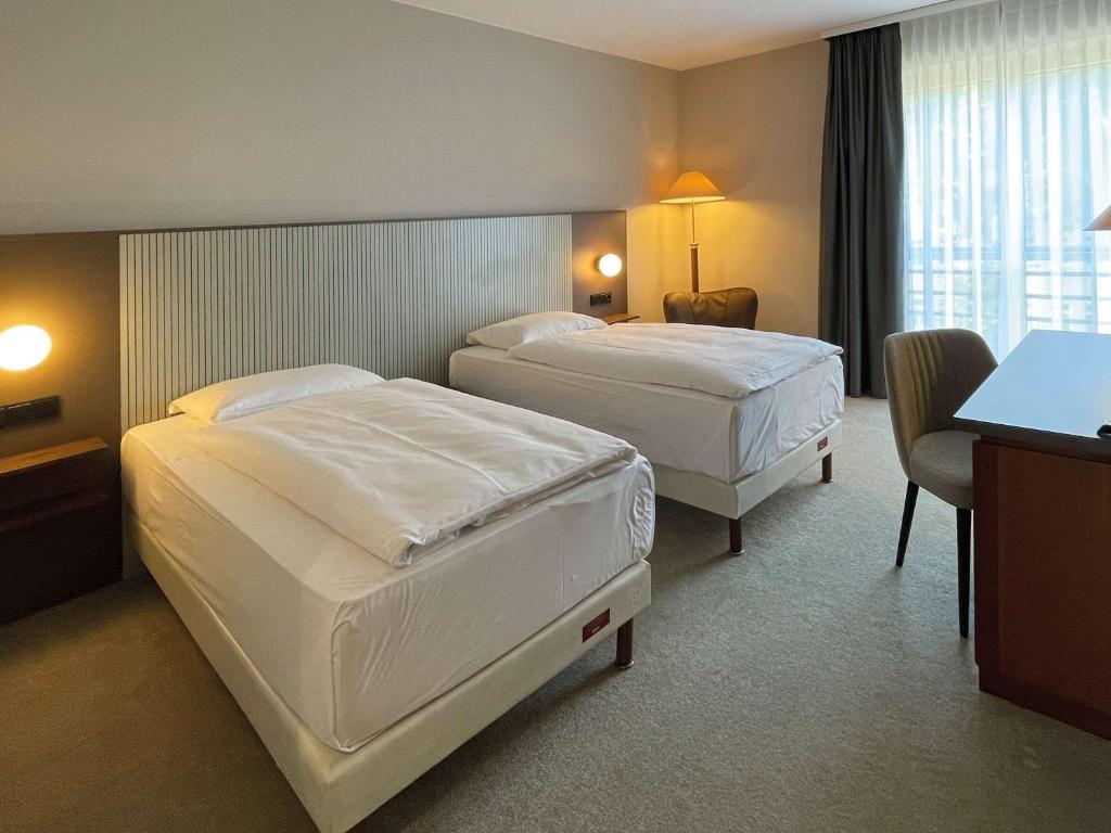 Postel nebo postele na pokoji v ubytování Mercure Hotel Gera City